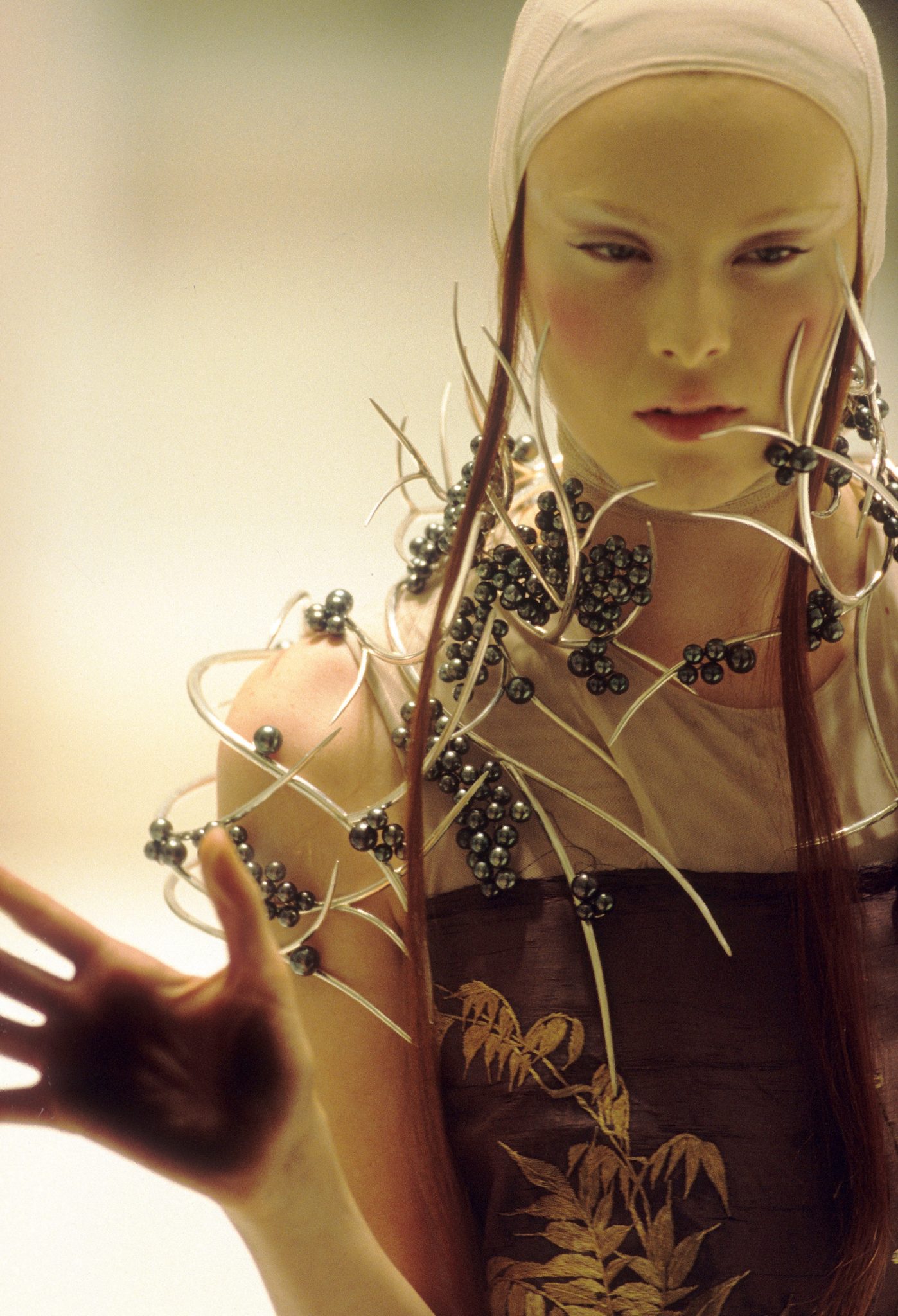 Tahitian_pearl_neckpiece_Shaun_Leane_for_Alexander_McQueen_Voss_Spring_Summer_2001_copyright_Anthea_Sims_1