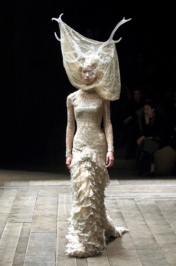 Tulle_and_lace_dress_with_veil_and_antlers_Widows_of_Culloden_AW_2006-07._Model_Raquel_Zimmermann_Viva_London._Image_firstVIEW