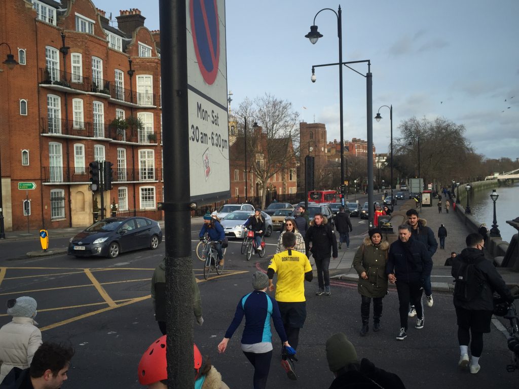 An image of many pedestrians crossing Battersea Bridge as a typical example of the level of footfall at the crossing on Battersea Bridge. Credit Rob McGibbon.