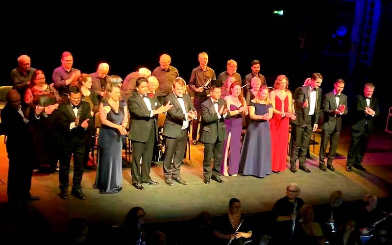 Instant Opera chorus and soloists bow on stage