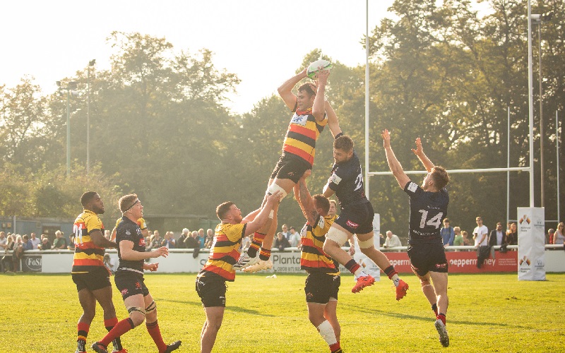 London Scottish and Richmond players contest a line out