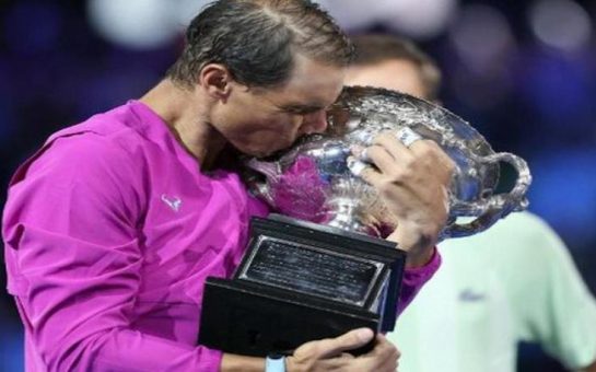 Nadal kissing trophy