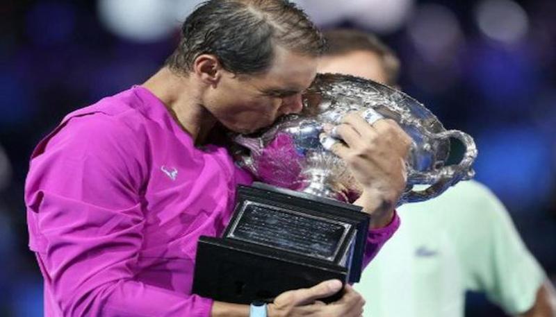 Nadal kissing trophy