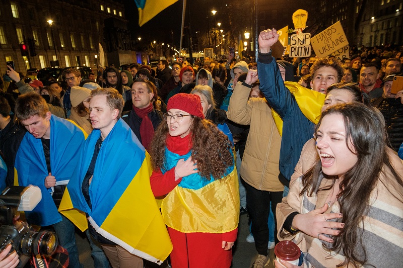 demonstrators protest in favour of ukraine