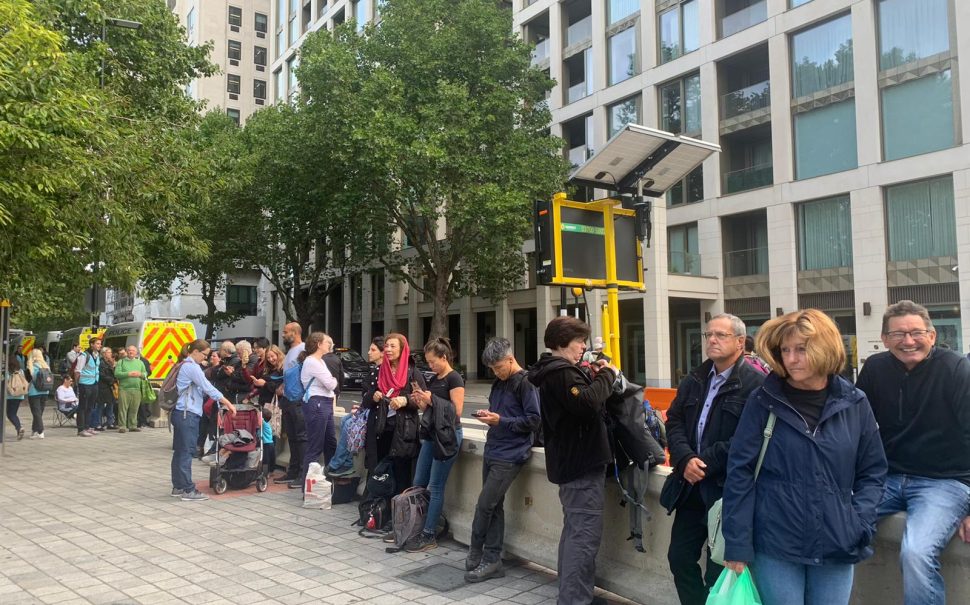 queue of mourners for the queen