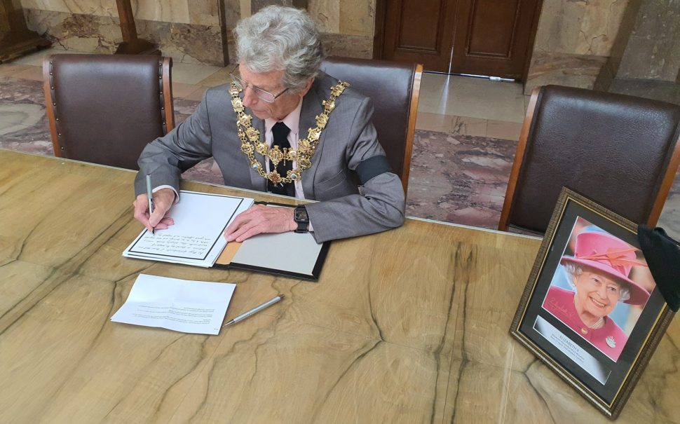 wandsworth mayor signs queen condolences
