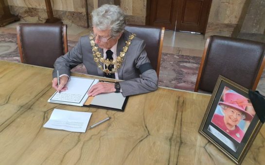 wandsworth mayor signs queen condolences