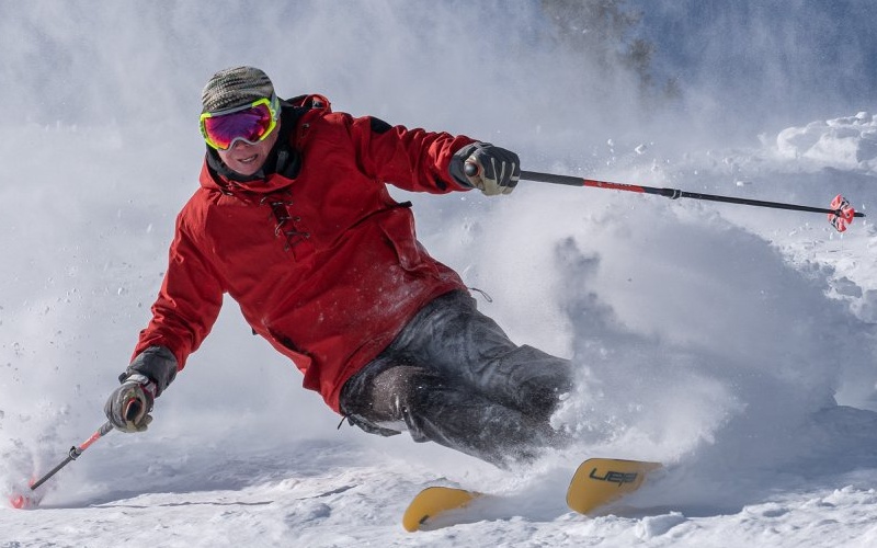 Dan Egan skiing