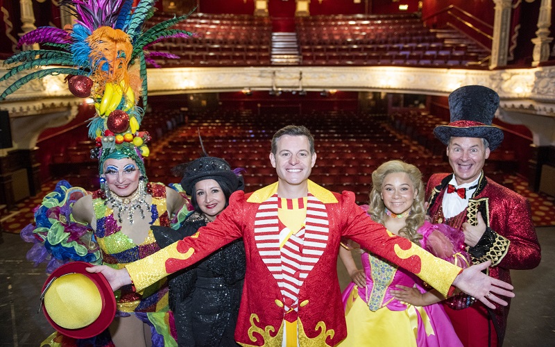 Cast of panto in Richmond Theatre