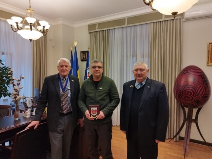 Robin Jowit and Sergii Zavadsky present deputy mayor of Kyiv with a shield on behalf of Richmond borough