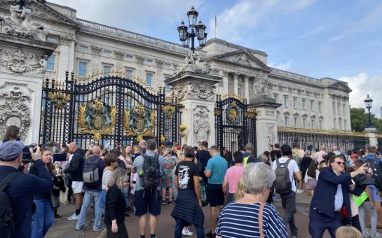 crowd at Buckingham Palace