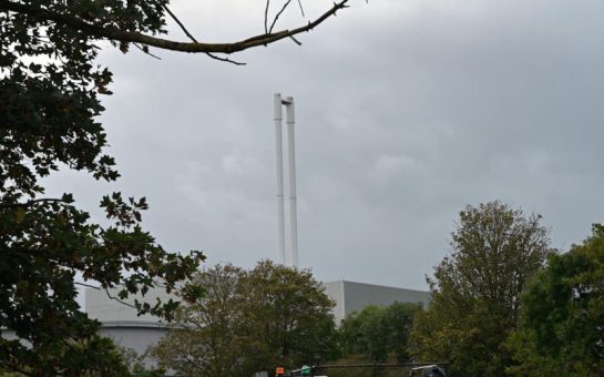 Photo of the chimneys from the Beddington incinerator