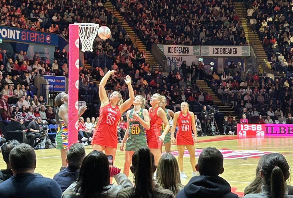 Goal shooter Eleanor Cardwell shooting