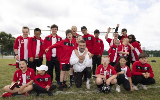 Team photo of the Brentford Penguins with coach and founder Allan Cockram