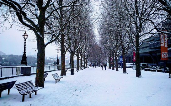 Snow on the bank of the Thames