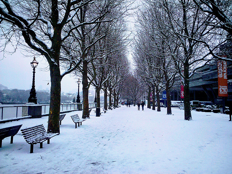 Snow on the bank of the Thames