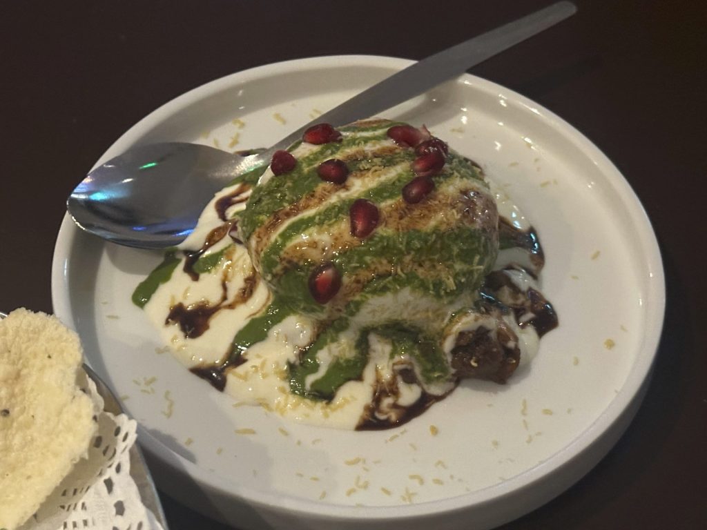 Aaloo Tikki Chaat، سیب زمینی تند با سس شیرین و تند