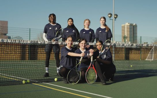 Girls with tennis rackets on a tennis court