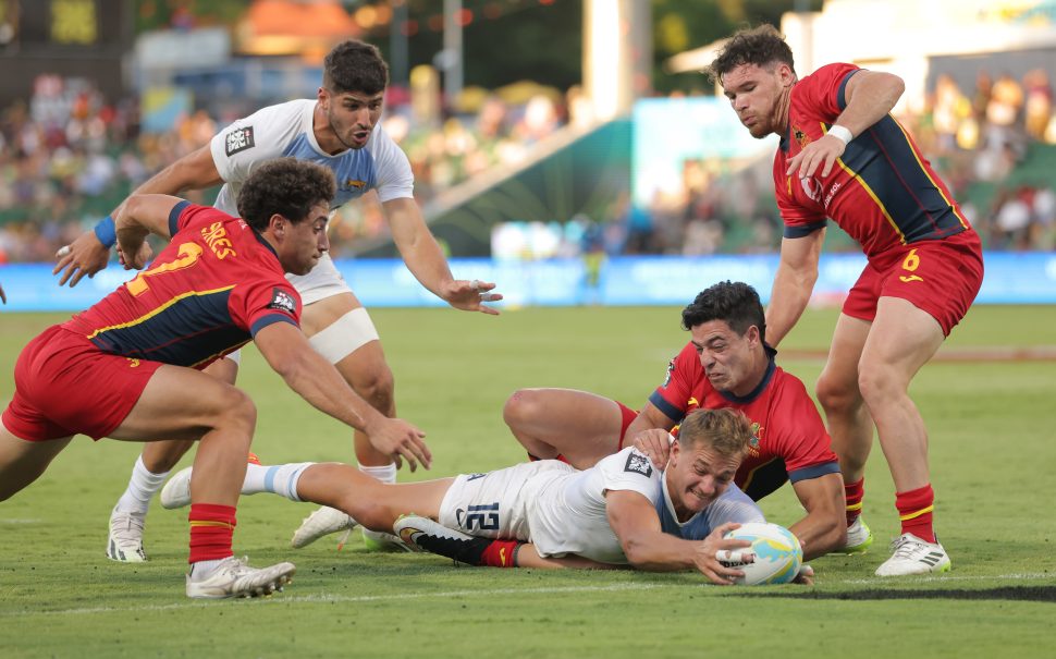 Spain and Argentina rugby players struggle for the ball