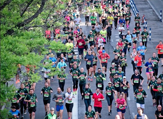 People running marathon