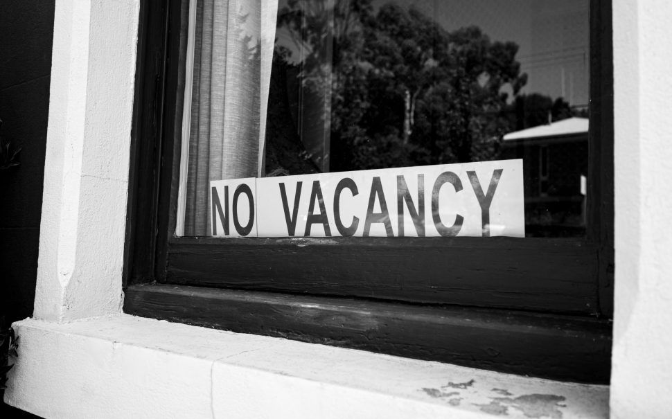 A no vacancy sign in a window