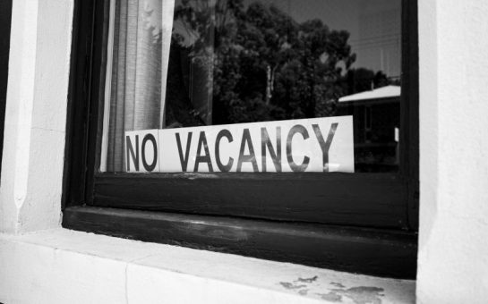 A no vacancy sign in a window