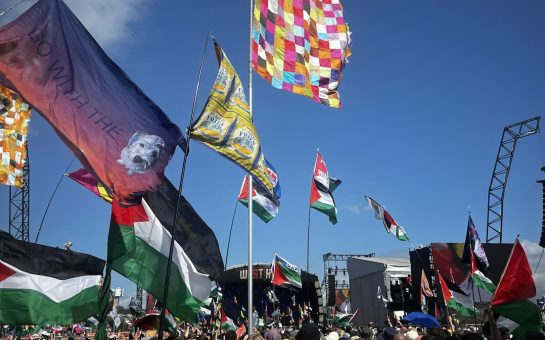 Image of a crowd at glastonbury