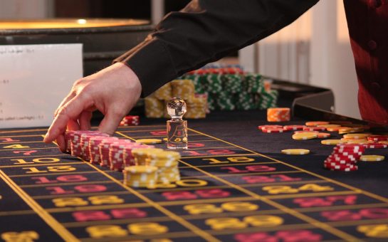 Casino chips on a roulette table (Credit: Free to use from Pixabay)