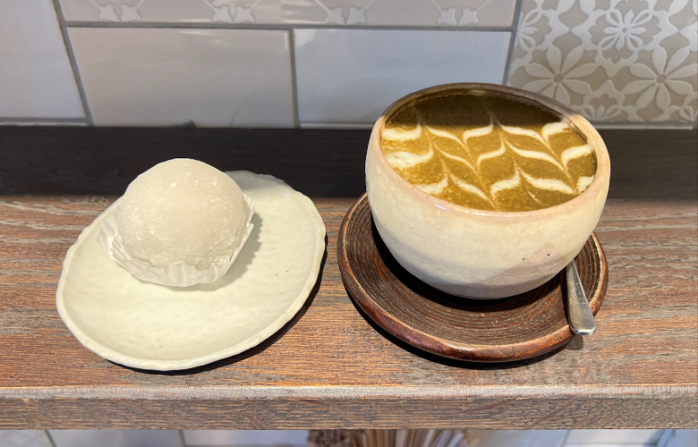 Picture of Hojicha Latte and hoji daifuku