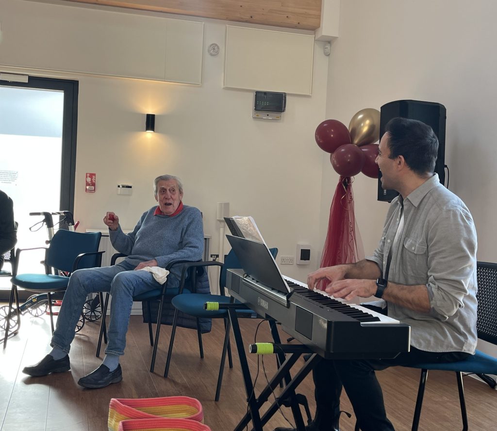 Teacher and Attendee singing together, credit: Charlie Speed