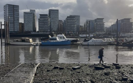 Thames 21 volunteers collecting sewage-derived litter, plastic items, and other types of litter.