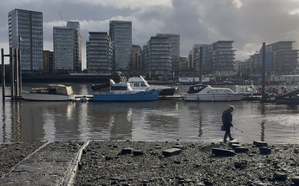 Thames 21 volunteers collecting sewage-derived litter, plastic items, and other types of litter.