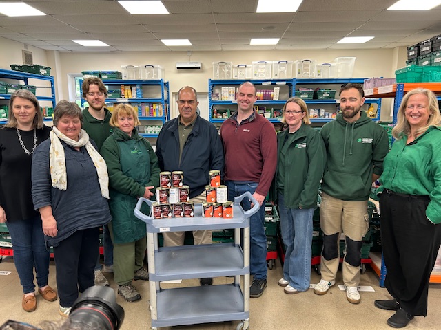 Sir Stelios Haji-Ioannou and the volunteers of Croydon and Lambeth Foodbank
