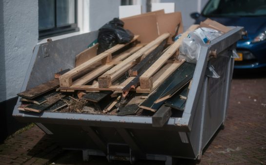 A skip in the street loaded with rubbish (Credit: Free to use from Unsplash)
