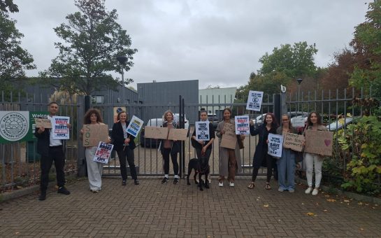 image of parents protesting outside of Kew Riverside Primary School