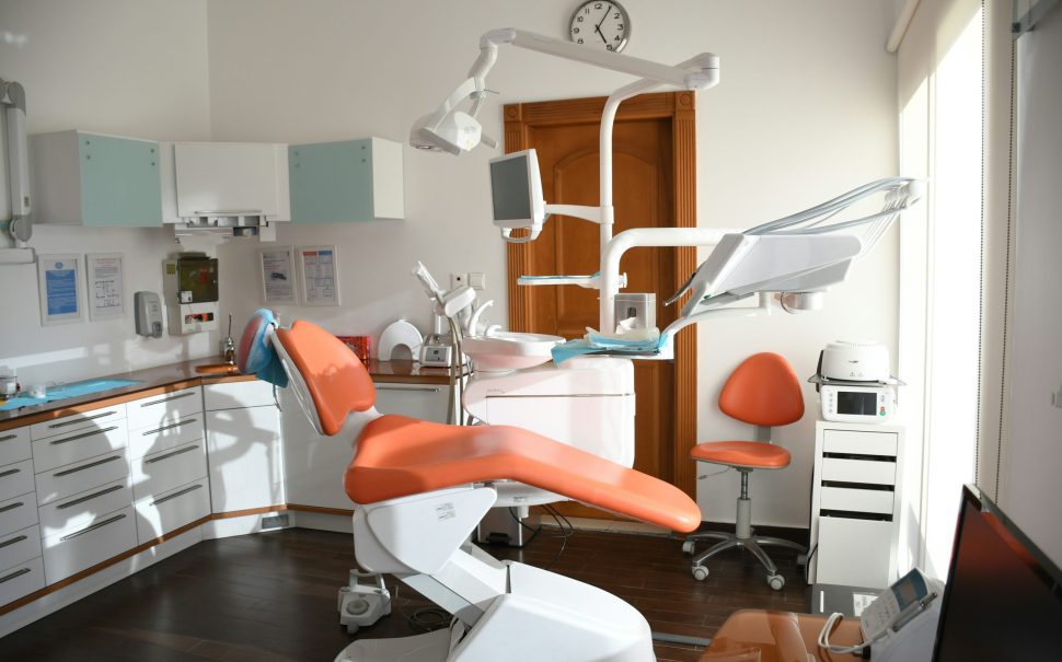 The interior of a dentist's surgery (Credit: Free to use from Unsplash)